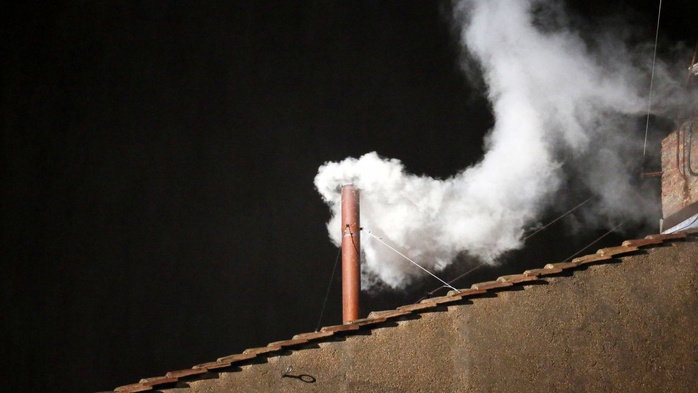 Élection pontificale : Fumée blanche à la chapelle Sixtine, un nouveau pape a été élu Élection pontificale : Fumée blanche à la chapelle Sixtine, un nouveau pape a été élu
