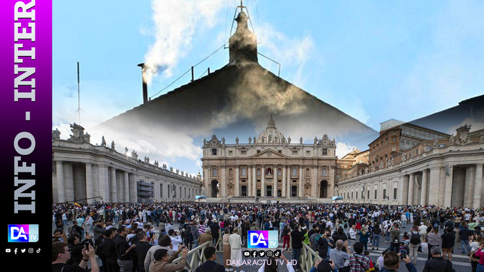 Vives acclamations de la foule place Saint-Pierre à la vue de la fumée blanche Vives acclamations de la foule place Saint-Pierre à la vue de la fumée blanche