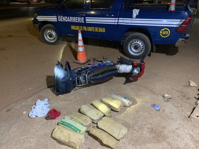 Diass : 9 kg de chanvre saisis, deux trafiquants prennent la fuite en abandonnant leur moto Diass : 9 kg de chanvre saisis, deux trafiquants prennent la fuite en abandonnant leur moto