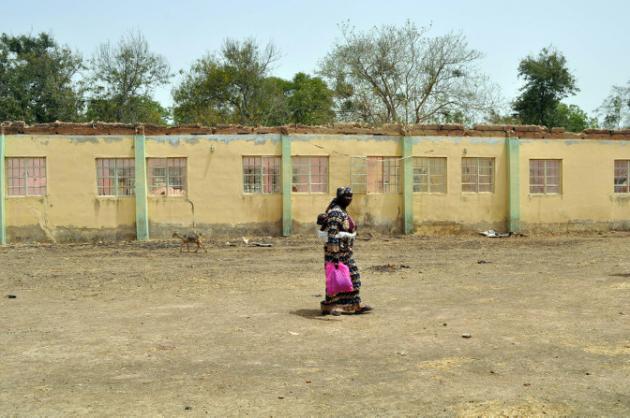 AFP/AFP/Archives - Une femme marche devant l'école de Chibok le 14 avril 2015