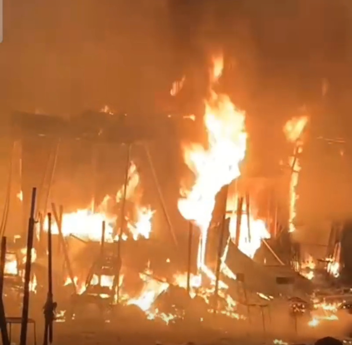 Dernière minute à Touba : Incendie au marché Ocass de Touba / Les sapeurs-pompiers en difficulté face aux flammes Dernière minute à Touba : Incendie au marché Ocass de Touba / Les sapeurs-pompiers en difficulté face aux flammes