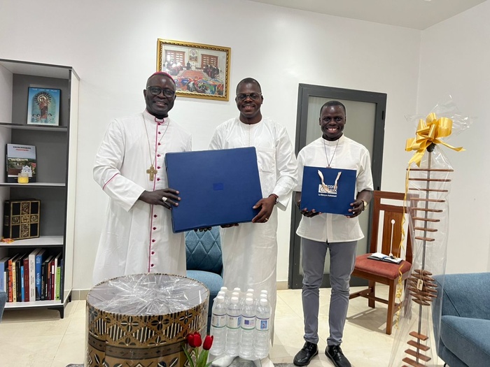 Pèlerinage Marial de Popenguine: Coris Bank International Sénégal offre un cadeau symbolique à Monseigneur André Guèye et des packs d’eau aux marcheurs Pèlerinage Marial de Popenguine: Coris Bank International Sénégal offre un cadeau symbolique à Monseigneur André Guèye et des packs d’eau aux marcheurs