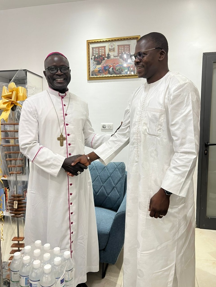 Pèlerinage Marial de Popenguine: Coris Bank International Sénégal offre un cadeau symbolique à Monseigneur André Guèye et des packs d'eau aux marcheurs