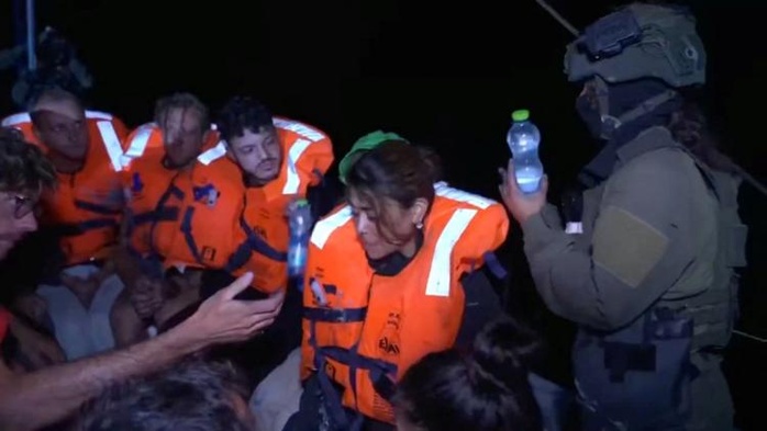 Bateau pour Gaza: deux Français ont accepté leur expulsion d’Israël, quatre ont refusé Bateau pour Gaza: deux Français ont accepté leur expulsion d’Israël, quatre ont refusé