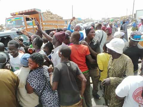 En route vers Porokhane, le cortège de Idrissa Seck arrêté à Kaolack par une foule en liesse (IMAGES)