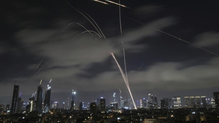 Des sirènes et des explosions entendues à Jérusalem et Tel-Aviv (journalistes AFP) Des sirènes et des explosions entendues à Jérusalem et Tel-Aviv (journalistes AFP)