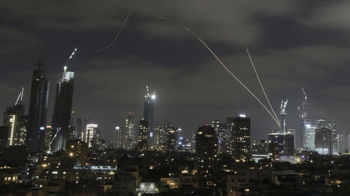 Salve de missiles iraniens sur Israël: "plusieurs zones touchées", selon l'armée Salve de missiles iraniens sur Israël: "plusieurs zones touchées", selon l'armée