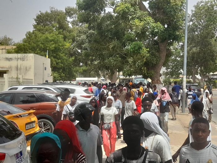 ( IMAGES ) Tribunal de Thiès : Émotion et larmes des élèves après le déferrement de leurs camarades ( IMAGES ) Tribunal de Thiès : Émotion et larmes des élèves après le déferrement de leurs camarades