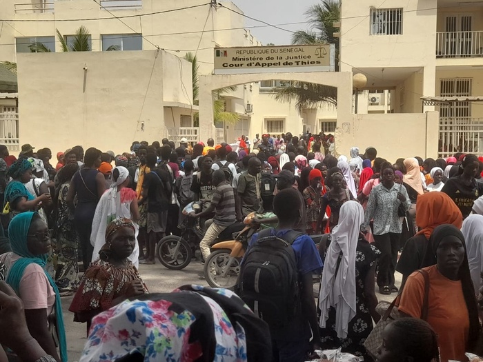 ( IMAGES ) Tribunal de Thiès : Émotion et larmes des élèves après le déferrement de leurs camarades ( IMAGES ) Tribunal de Thiès : Émotion et larmes des élèves après le déferrement de leurs camarades