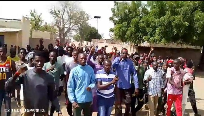 Ngathie Peulhs (Ngathie Naoudé) : Les habitants manifestent pour l'accès à l'électricité et un poste de santé Ngathie Peulhs (Ngathie Naoudé) : Les habitants manifestent pour l'accès à l'électricité et un poste de santé