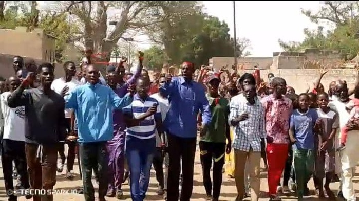 Ngathie Peulhs (Ngathie Naoudé) : Les habitants manifestent pour l'accès à l'électricité et un poste de santé Ngathie Peulhs (Ngathie Naoudé) : Les habitants manifestent pour l'accès à l'électricité et un poste de santé