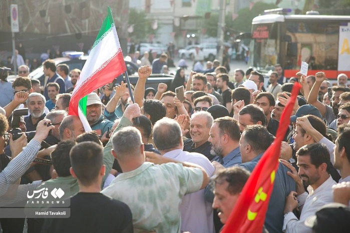 Vaste manifestation pro-Iran et anti-USA à Téhéran, le président Pezeshkian apparaît en public Vaste manifestation pro-Iran et anti-USA à Téhéran, le président Pezeshkian apparaît en public