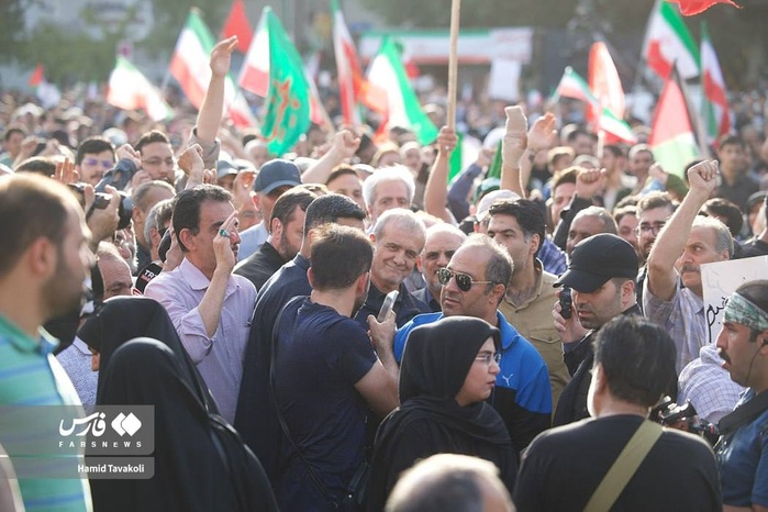 Vaste manifestation pro-Iran et anti-USA à Téhéran, le président Pezeshkian apparaît en public Vaste manifestation pro-Iran et anti-USA à Téhéran, le président Pezeshkian apparaît en public