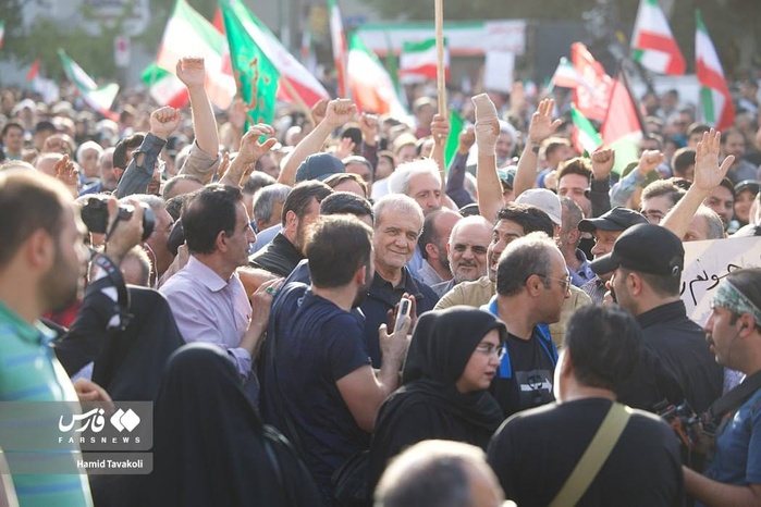 Vaste manifestation pro-Iran et anti-USA à Téhéran, le président Pezeshkian apparaît en public Vaste manifestation pro-Iran et anti-USA à Téhéran, le président Pezeshkian apparaît en public