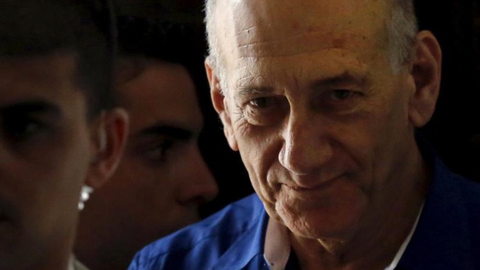 L'ancien premier ministre israélien Ehud Olmert derrière les barreaux L'ancien premier ministre israélien Ehud Olmert derrière les barreaux