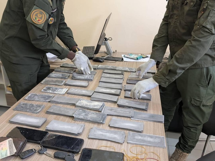 Lutte contre le faux monnayage et le trafic illicite: des billets noirs d’une contrevaleur de près de 1milliard 123 millions en francs CFA saisis à Ziguinchor Lutte contre le faux monnayage et le trafic illicite: des billets noirs d’une contrevaleur de près de 1milliard 123 millions en francs CFA saisis à Ziguinchor