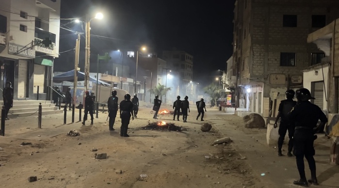 Cambérène en feu : après les funérailles de Thierno et Lamine, la colère explose à nouveau Cambérène en feu : après les funérailles de Thierno et Lamine, la colère explose à nouveau