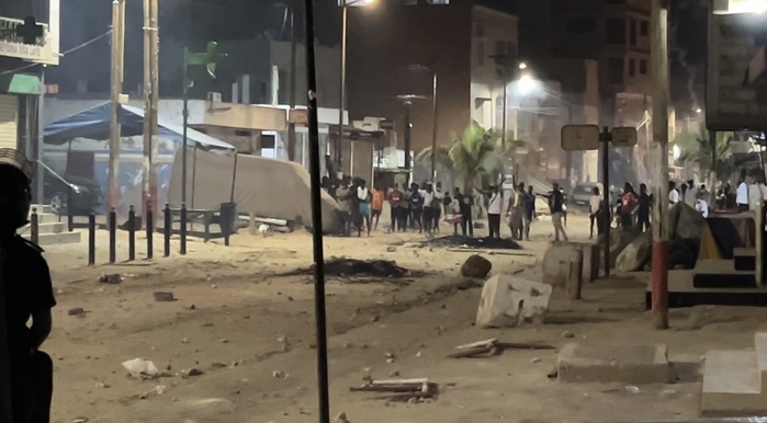 Cambérène en feu : après les funérailles de Thierno et Lamine, la colère explose à nouveau Cambérène en feu : après les funérailles de Thierno et Lamine, la colère explose à nouveau