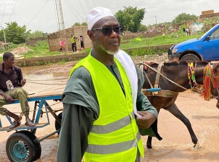 TOUBA: Serigne Kosso Mbacké sur le terrain pour soutenir les sinistrés des inondations à Touba TOUBA: Serigne Kosso Mbacké sur le terrain pour soutenir les sinistrés des inondations à Touba