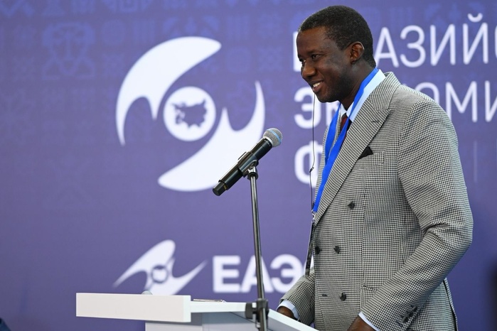 Environnement / : Abdou Mbacké Ndao plaide pour une gouvernance climatique multipolaire et inclusive faisant passer l’Afrique de victime climatique à acteur stratégique Environnement / : Abdou Mbacké Ndao plaide pour une gouvernance climatique multipolaire et inclusive faisant passer l’Afrique de victime climatique à acteur stratégique