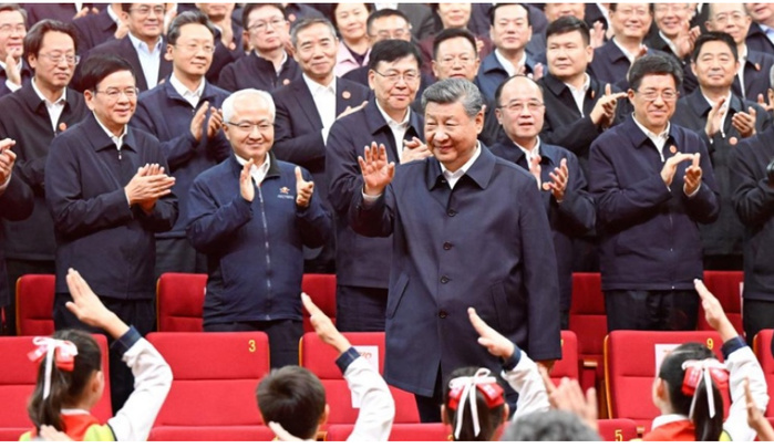Xi Jinping assiste à un gala marquant le 70e anniversaire de la fondation de la région autonome ouïgoure du Xinjiang Xi Jinping assiste à un gala marquant le 70e anniversaire de la fondation de la région autonome ouïgoure du Xinjiang