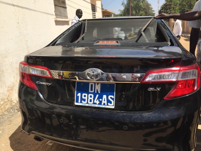 THIÈS : La voiture d’Abdou M'bow caillassée par des partisans du maire de Thiès-Est