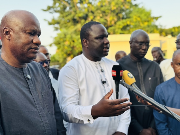 « Routes à Valeur Ajoutée Sociale » : Le ministre Déthié Fall a remis à son collègue de la santé 5 ambulances médicalisées « Routes à Valeur Ajoutée Sociale » : Le ministre Déthié Fall a remis à son collègue de la santé 5 ambulances médicalisées