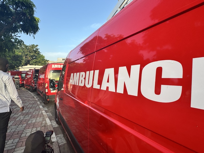 « Routes à Valeur Ajoutée Sociale » : Le ministre Déthié Fall a remis à son collègue de la santé 5 ambulances médicalisées « Routes à Valeur Ajoutée Sociale » : Le ministre Déthié Fall a remis à son collègue de la santé 5 ambulances médicalisées