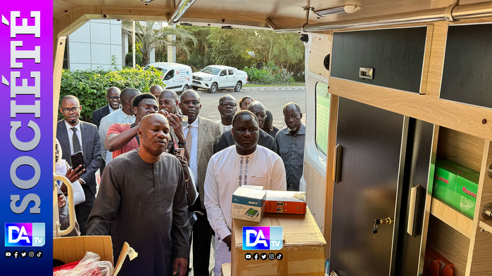 « Routes à Valeur Ajoutée Sociale » : Le ministre Déthié Fall a remis à son collègue de la santé 5 ambulances médicalisées