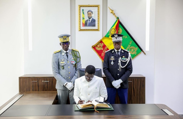 Journée des Forces Armées 2025 : Le Président Bassirou Diomaye Faye rend hommage au Général Mbaye Cissé Journée des Forces Armées 2025 : Le Président Bassirou Diomaye Faye rend hommage au Général Mbaye Cissé
