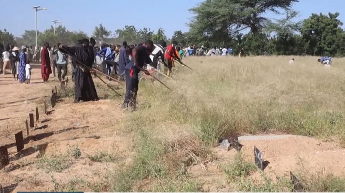 TOUBA- Mobilisation exceptionnelle pour balayer , désherber et nettoyer les cimetières de Bakhiya TOUBA- Mobilisation exceptionnelle pour balayer , désherber et nettoyer les cimetières de Bakhiya