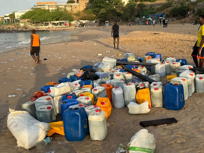 Une pirogue de migrants échoue vers la plage de Mermoz: les occupants prennent la tangente, la pirogue et le matériel sécurisés... Une pirogue de migrants échoue vers la plage de Mermoz: les occupants prennent la tangente, la pirogue et le matériel sécurisés...