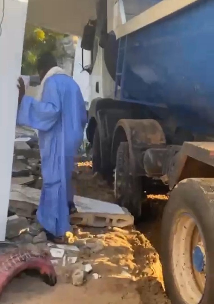DIOURBEL – Un camion quitte la chaussée , percute une maison et envoie un enfant à l’hôpital