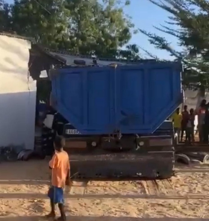 DIOURBEL – Un camion quitte la chaussée , percute une maison et envoie un enfant à l’hôpital