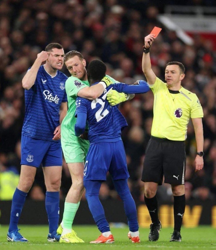 ROUGE / Idrissa Gueye expulsé pour une altercation avec son coéquipier / scène surréaliste à Old Trafford ROUGE / Idrissa Gueye expulsé pour une altercation avec son coéquipier / scène surréaliste à Old Trafford