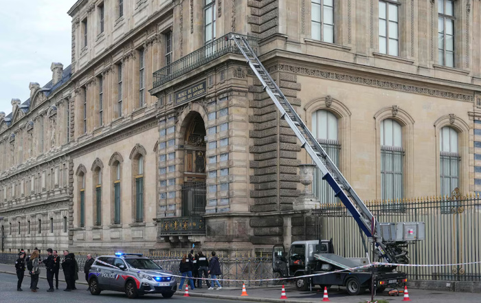 Casse au Louvre: 4 suspects supplémentaires arrêtés Casse au Louvre: 4 suspects supplémentaires arrêtés