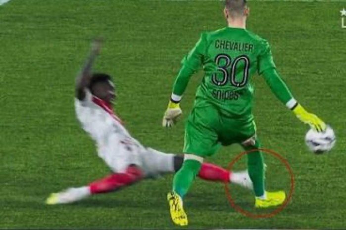 LIGUE 1- Lamine Camara aurait dû écoper d’un carton rouge selon les arbitres … Clement Turpin s’est trompé . 