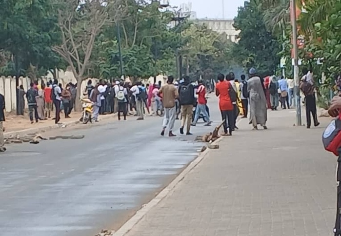 Tensions à l’UCAD : les forces de défense et de sécurité occupent les principales entrées du campus Tensions à l’UCAD : les forces de défense et de sécurité occupent les principales entrées du campus