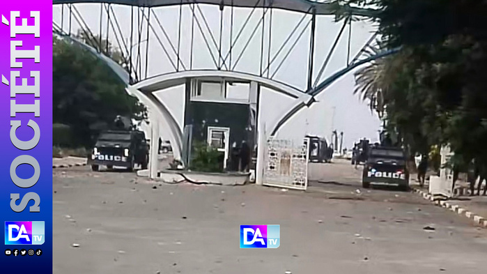 UCAD SOUS SIÈGE : Gaz, Chars et Barricades — le campus transformé en zone de guerre…11 policiers blessés, 10 étudiants arrêtés UCAD SOUS SIÈGE : Gaz, Chars et Barricades — le campus transformé en zone de guerre…11 policiers blessés, 10 étudiants arrêtés