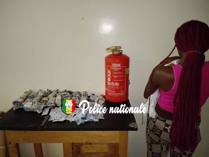 Trafic de drogues déjoué à la frontière : une convoyeuse piégée avec 2 000 comprimés et 2 kg de chanvre Trafic de drogues déjoué à la frontière : une convoyeuse piégée avec 2 000 comprimés et 2 kg de chanvre