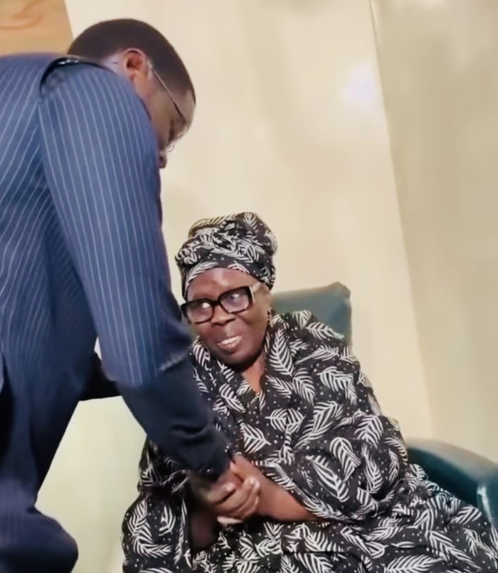 Ziguinchor : Le Président Diomaye Faye a rendu visite à la mère d’Ousmane Sonko Ziguinchor : Le Président Diomaye Faye a rendu visite à la mère d’Ousmane Sonko