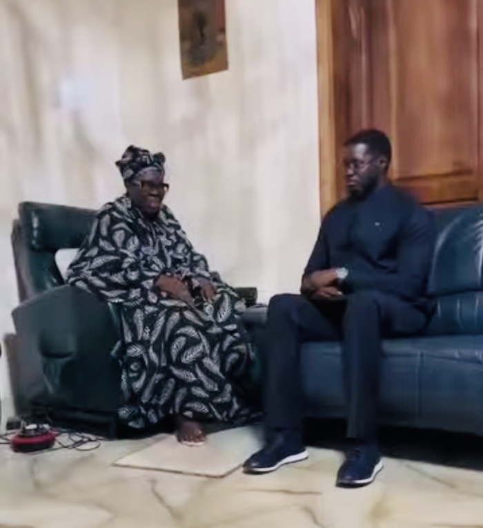 Ziguinchor : Le Président Diomaye Faye a rendu visite à la mère d’Ousmane Sonko Ziguinchor : Le Président Diomaye Faye a rendu visite à la mère d’Ousmane Sonko