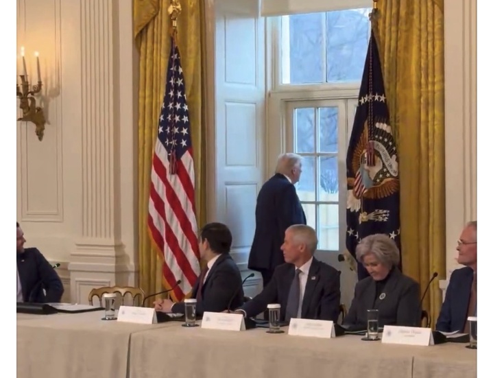 Maison blanche : Trump interrompt une réunion stratégique avec les géants du pétrole pour exhiber sa salle de bal rénovée Maison blanche : Trump interrompt une réunion stratégique avec les géants du pétrole pour exhiber sa salle de bal rénovée