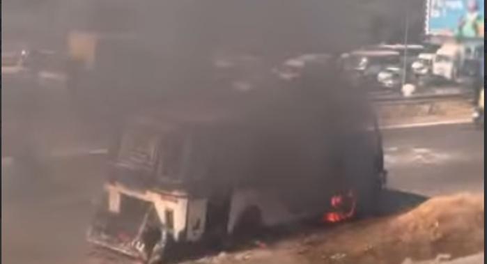 Accident mortel à hauteur de l’école Mariama Niass : En colère, des conducteurs de Jakarta incendient un bus Tata Accident mortel à hauteur de l’école Mariama Niass : En colère, des conducteurs de Jakarta incendient un bus Tata
