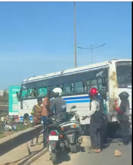 Accident mortel à hauteur de l’école Mariama Niass : En colère,  des conducteurs de Jakarta incendient un bus Tata