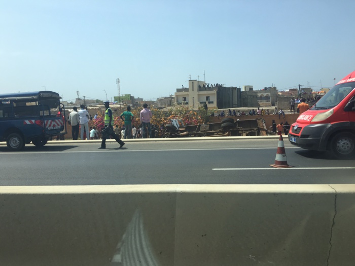 IMAGES : Un car N'diaga N'diaye se renverse sur l'autoroute à péage 