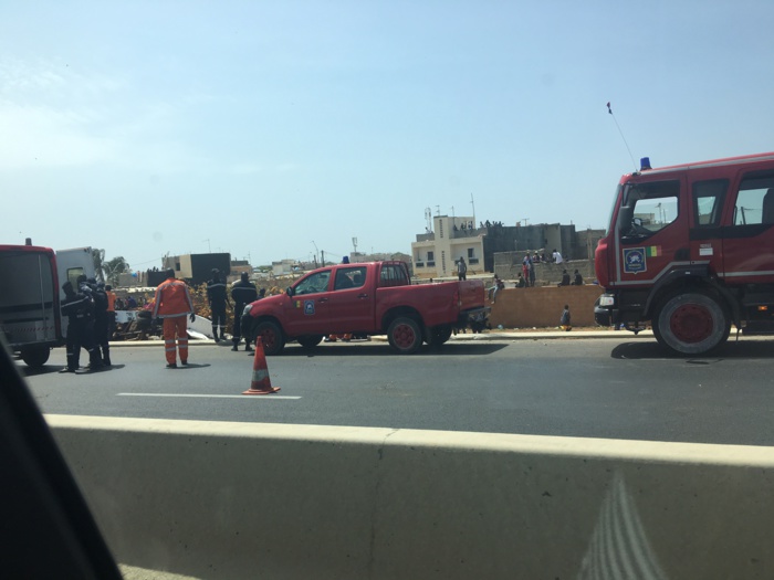 IMAGES : Un car N'diaga N'diaye se renverse sur l'autoroute à péage 