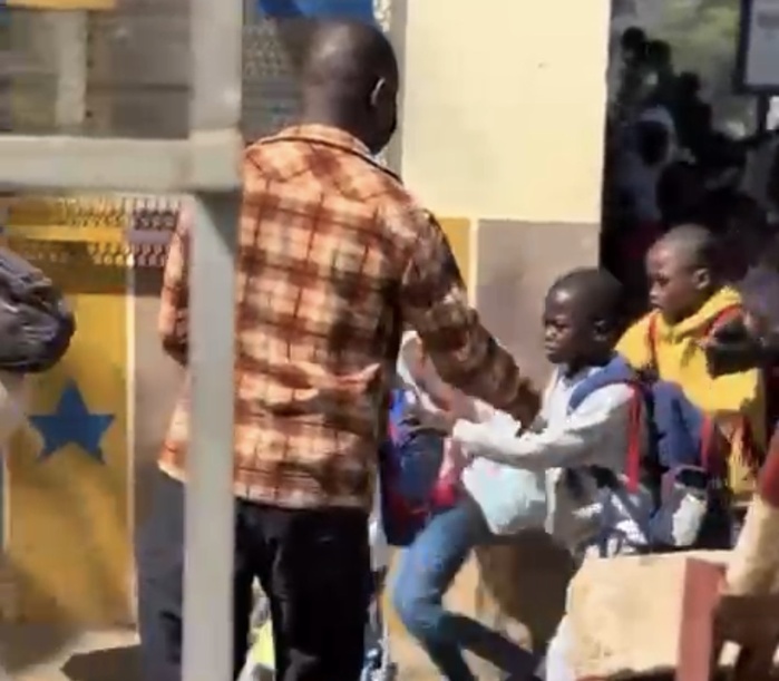 UCAD : Des enfants évacués après des tirs de gaz lacrymogènes près de la cité Aline Sitoé Diatta UCAD : Des enfants évacués après des tirs de gaz lacrymogènes près de la cité Aline Sitoé Diatta