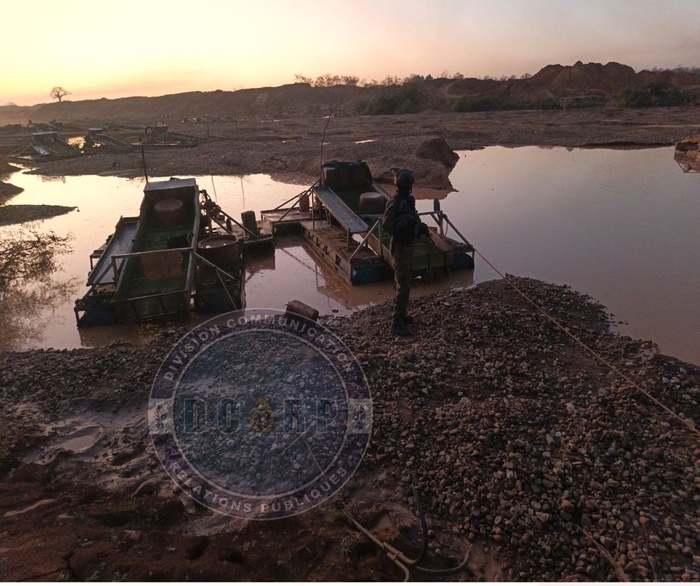 Lutte contre l’exploitation illégale de l’or à Kédougou : 13 dragues détruites à Saraya Lutte contre l’exploitation illégale de l’or à Kédougou : 13 dragues détruites à Saraya