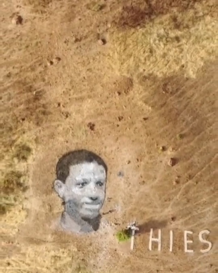 Thiès : Un artiste réalise le portrait de l'étudiant Abdoulaye Bâ sur les montagnes à l'entrée de la commune Thiès : Un artiste réalise le portrait de l'étudiant Abdoulaye Bâ sur les montagnes à l'entrée de la commune